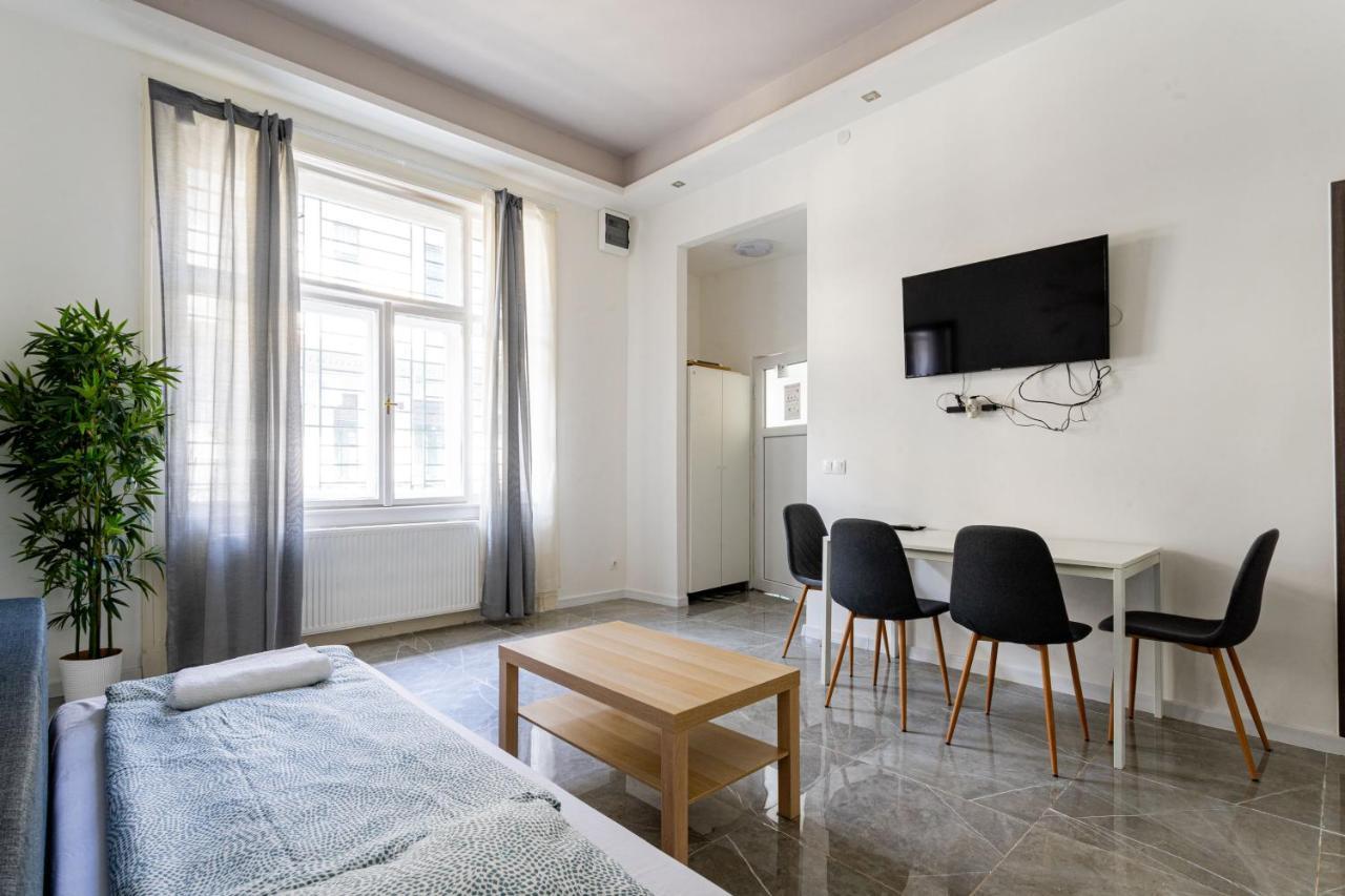 Modernized Condo At Kiraly 51 Budapest Exterior photo